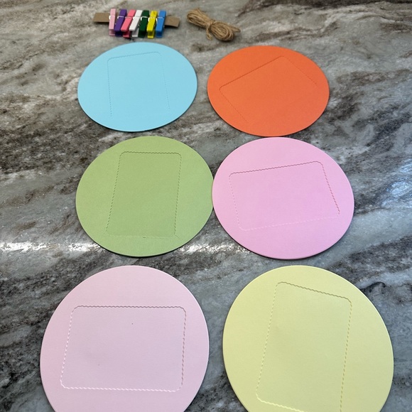 Mini polaroid photo picture frames and line mini paper clips - Picture 3 of 3